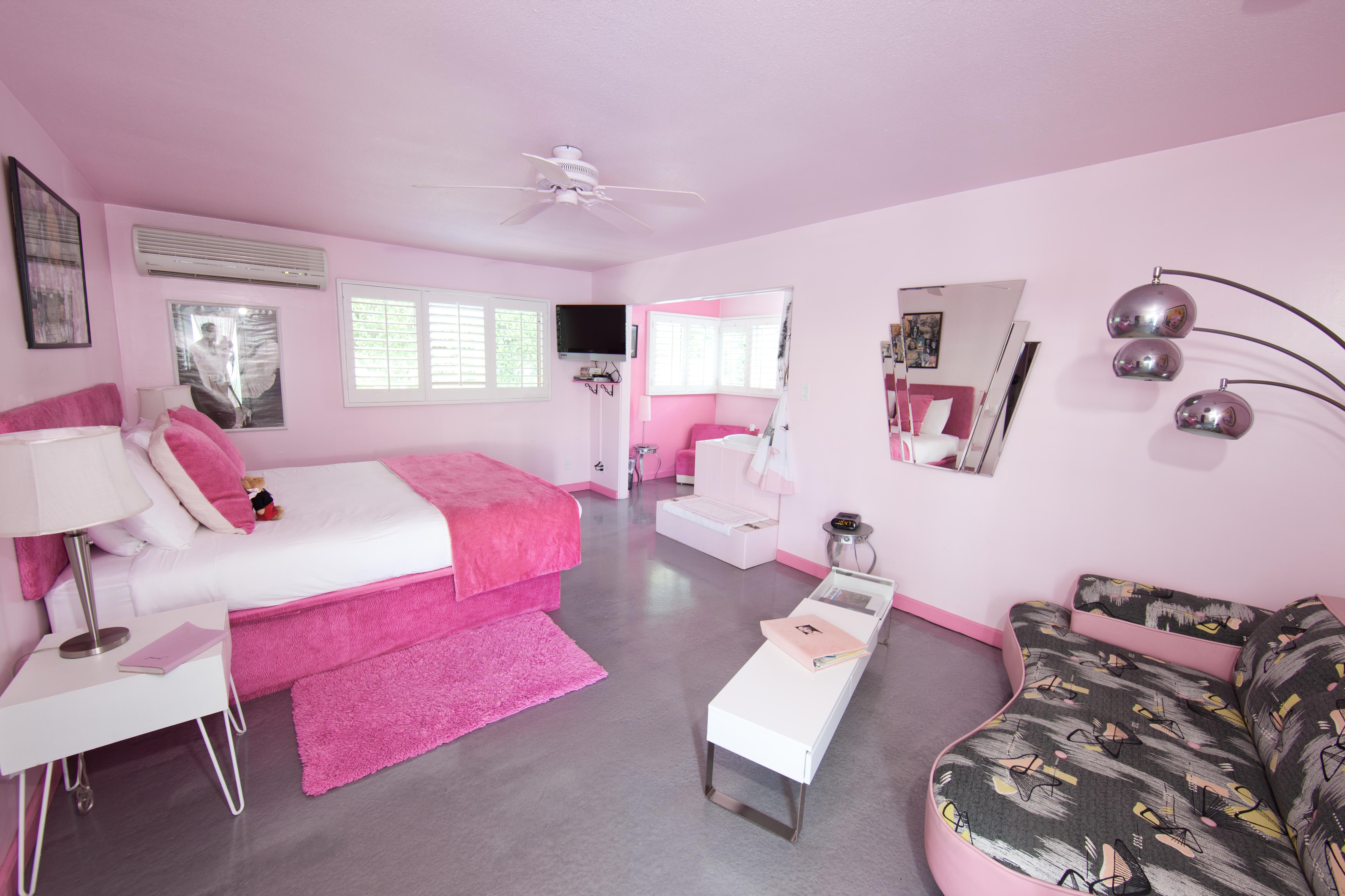 Pretty in Pink themed room at the Palm Springs Rendezvous hotel. Pink it is!